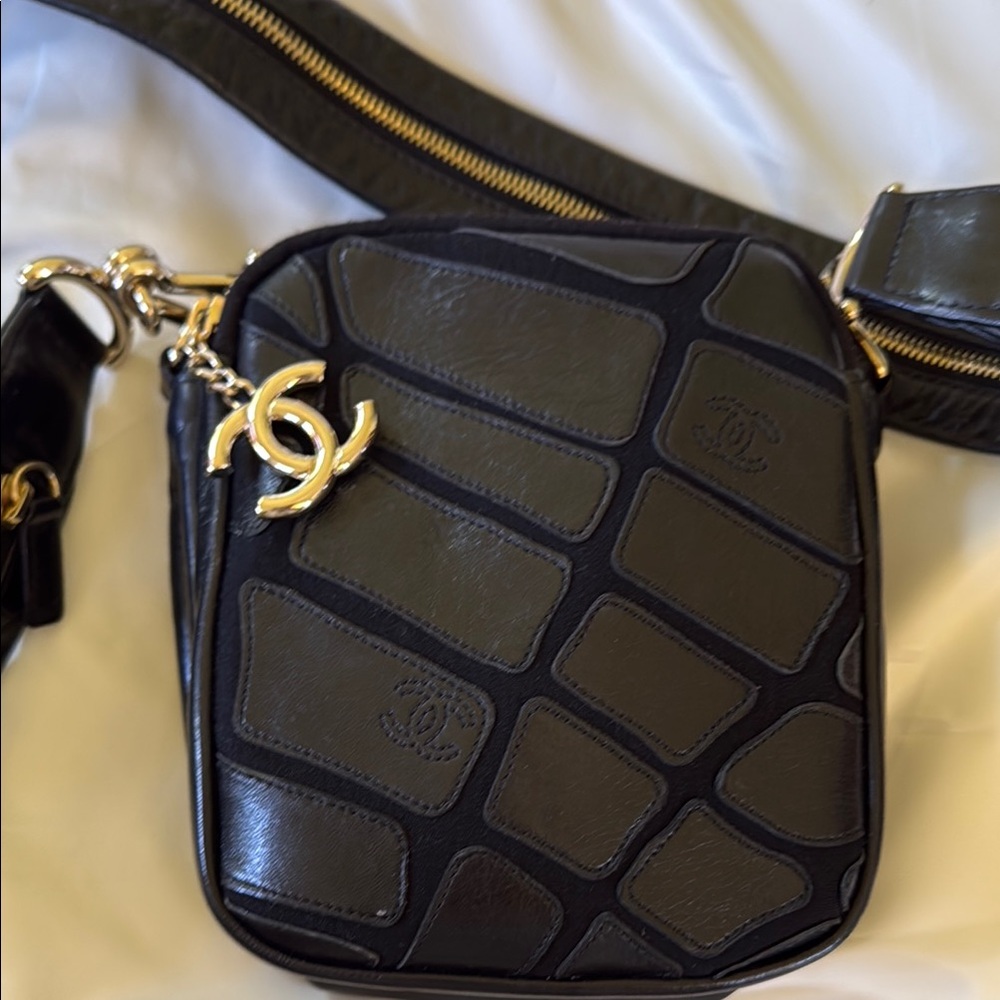 CHANEL Black Quilted Crossbody Bag with Gold Hardware